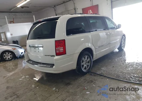 2010 Chrysler Town & Country Touring z USA, uszkodzony, nr VIN 2A4RR5D14AR431665